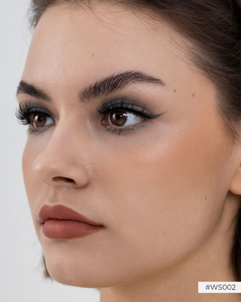 festival-makeup-ideas-2025-glitter-chrome-neon-and-bold-glam-img__7