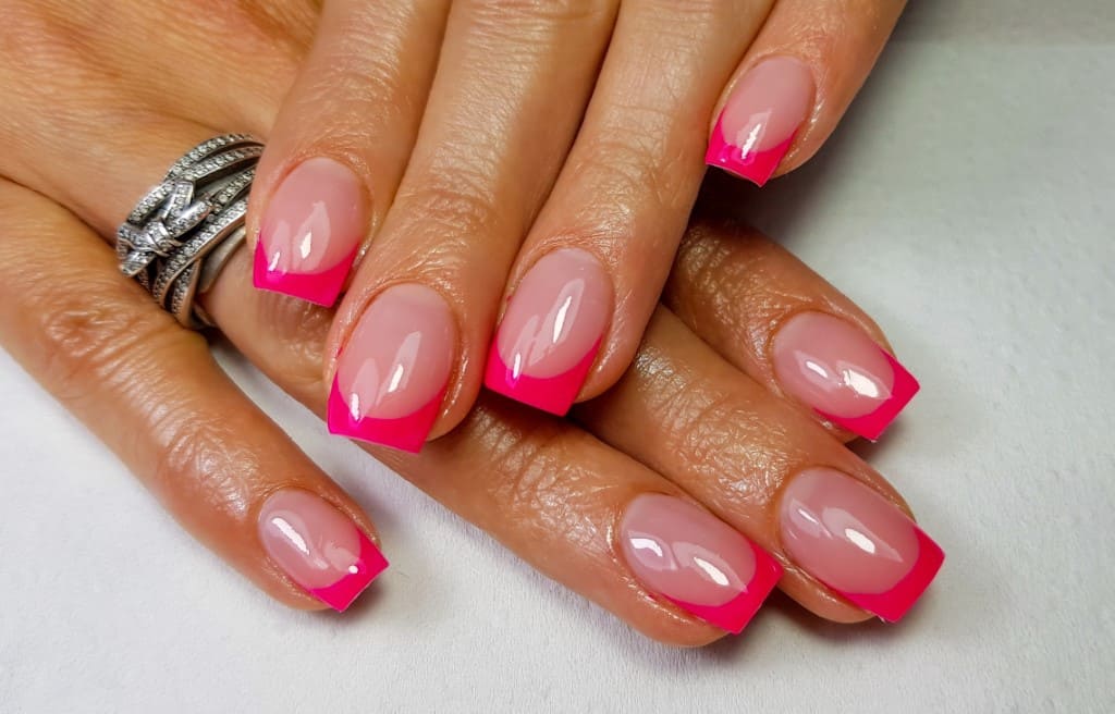 french-tip-nails-2025-classic-elegance-bold-color-twists-and-easy-diy-kits-img__05
