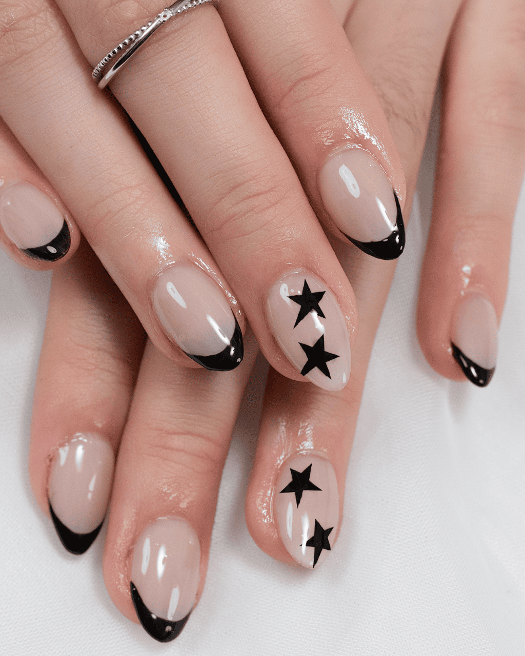 french-tip-nails-2025-classic-elegance-bold-color-twists-and-easy-diy-kits-img__10
