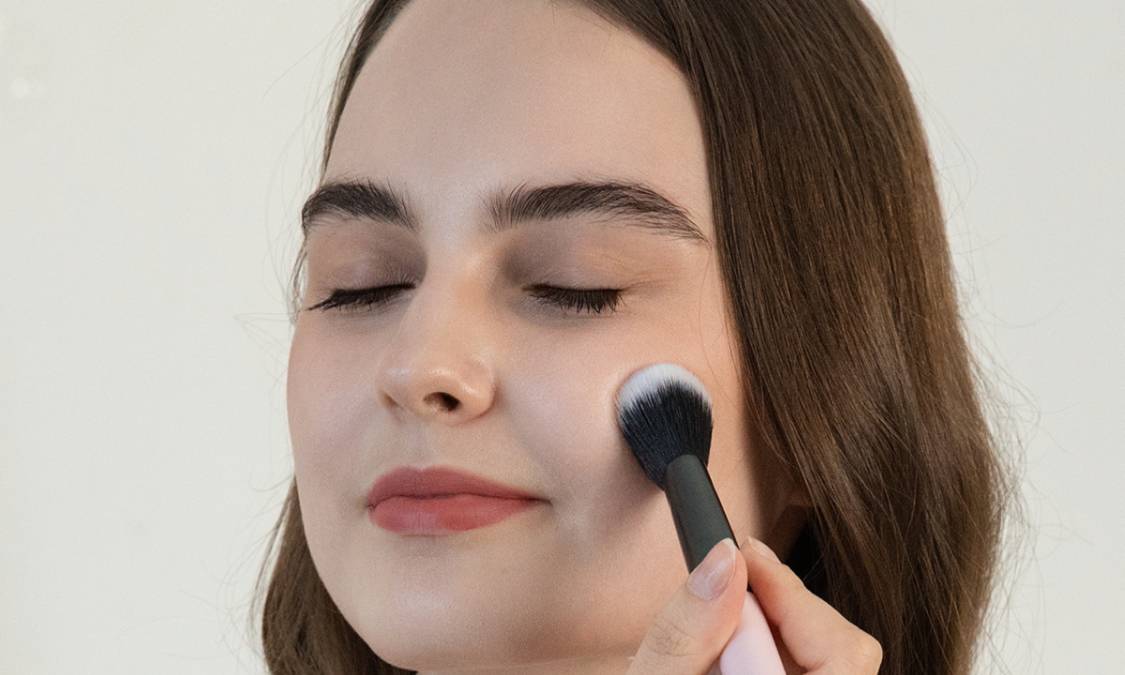 Synthetic vs. Natural Makeup Brushes 2025 Guide