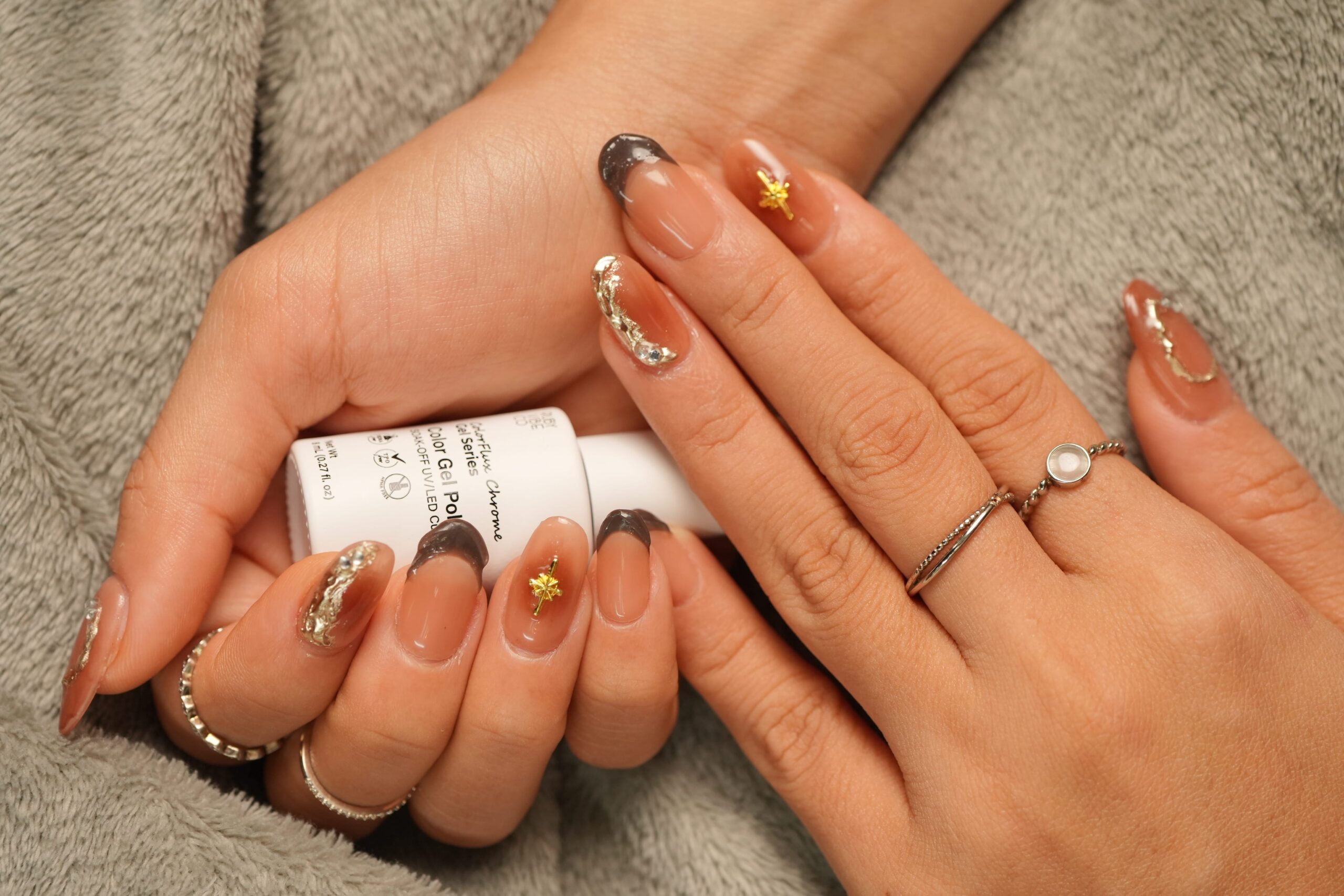  A creative chrome nail design on almond-shaped nails, showcasing a pastel blue base adorned with modern, wavy silver chrome lines.