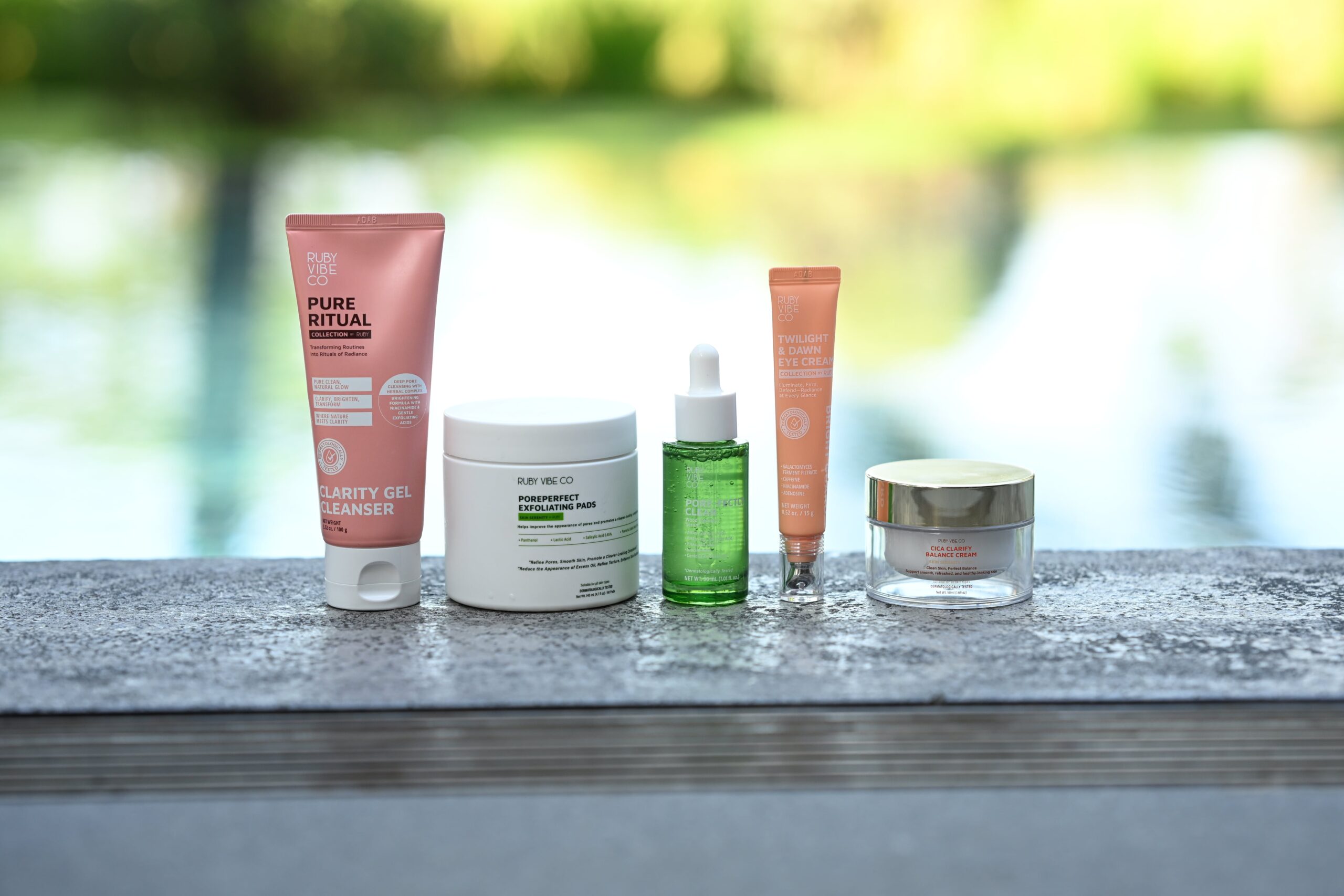 A different selection of top-rated skincare products for oily skin, featuring a gel cleanser, exfoliating pads, and moisturizers for a complete routine review.